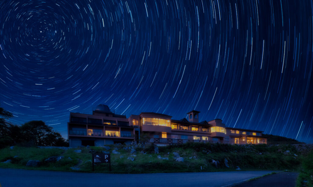 星ふるヴィレッジTENGU（宿泊）<br />
・夕方にはプラネタリウムで上映会<br />
・夜はホテルスタッフによる星空観賞会を実施